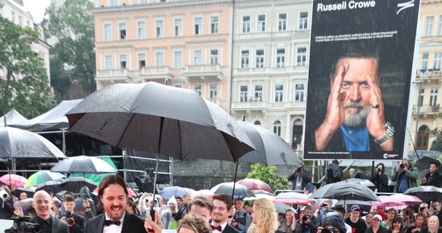 Zahájení festivalu v Karlových Varech 2023: Jiřina Bohdalová s vnuky