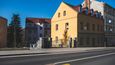 Rostoucí ceny bydlení se Češi snažili kompenzovat. "Rostl zájem o starší byty před rekonstrukcí, poptávaly se nemovitosti s delší dojezdovou vzdáleností do spádových oblastí.