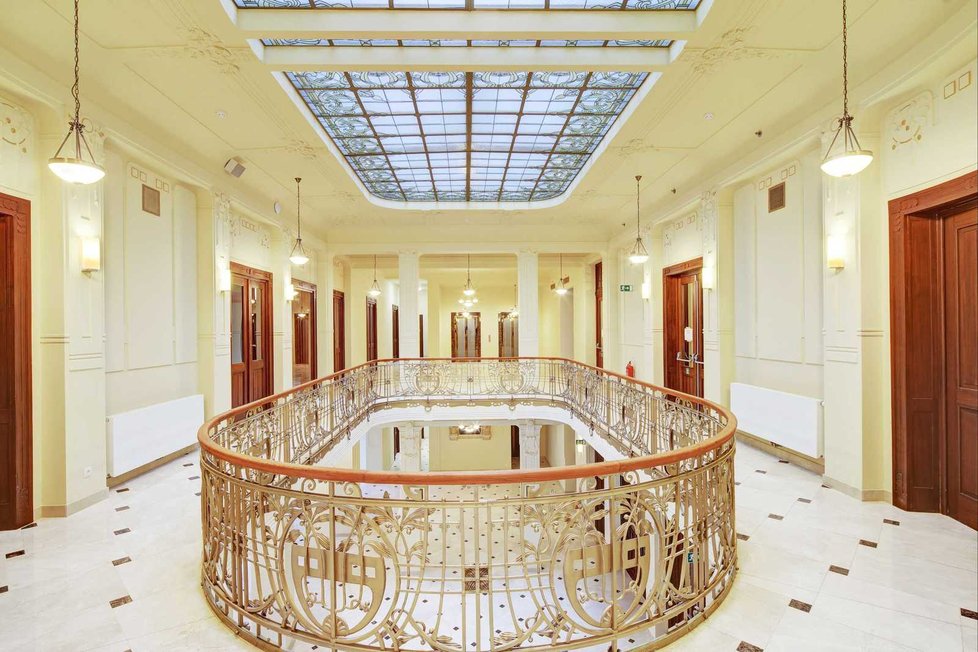 Objekt bývalé Sparkasse, luxusní palác jako z pohádky v centru Karlových Varů, jde do dražby.