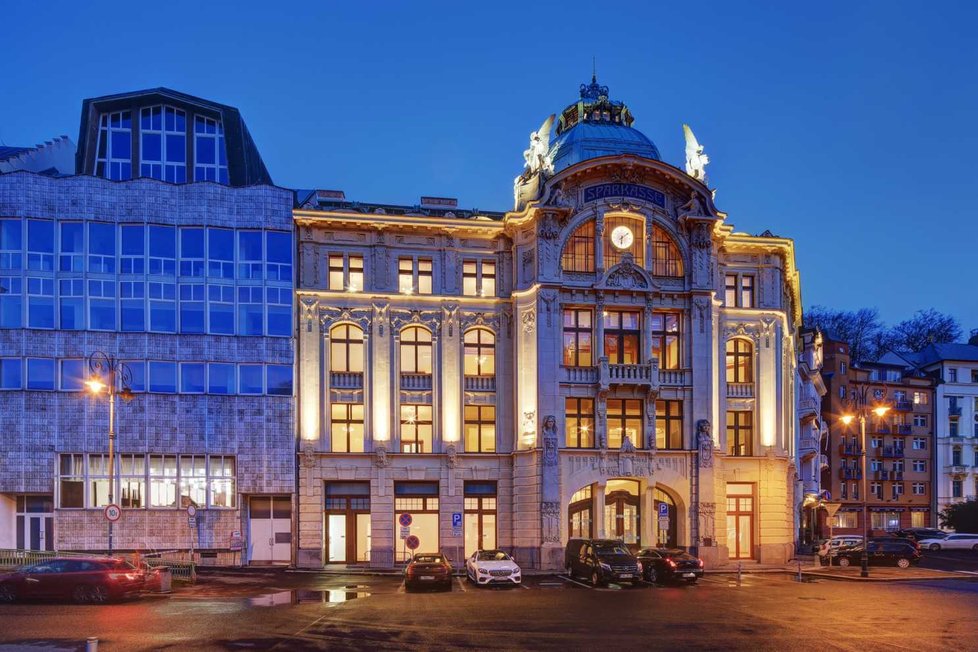 Objekt bývalé Sparkasse, luxusní palác jako z pohádky v centru Karlových Varů, jde do dražby.
