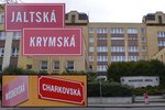 Moskevská, Krymská a Jaltská. To jsou ruské názvy českých ulic v Karlových Varech.
