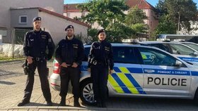 Trojice policistů zachránila život muži (29), který chtěl v Karlových Varech skočit z mostu. (20. června 2022)