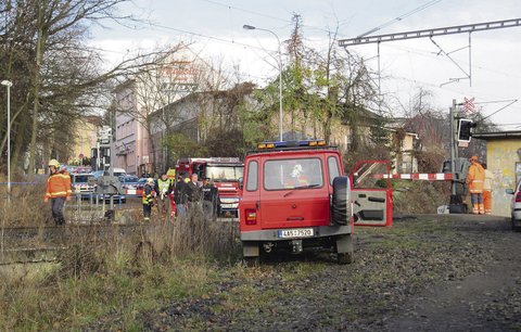 Matka přinesla do nemocnice zakrvácené dítě (†4): Srazil jej vlak a zemřelo!