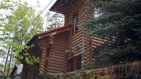 Dřevěný kostelík ruského podnikatele Nikolaje Stěpanova je spolu s ostatními dřevěnými sruby obehnán kamennou zdí