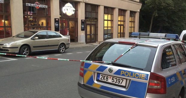 Hádka holohlavých mužů v Karlových Varech skončila střelbou, jeden z nich byl zraněn
