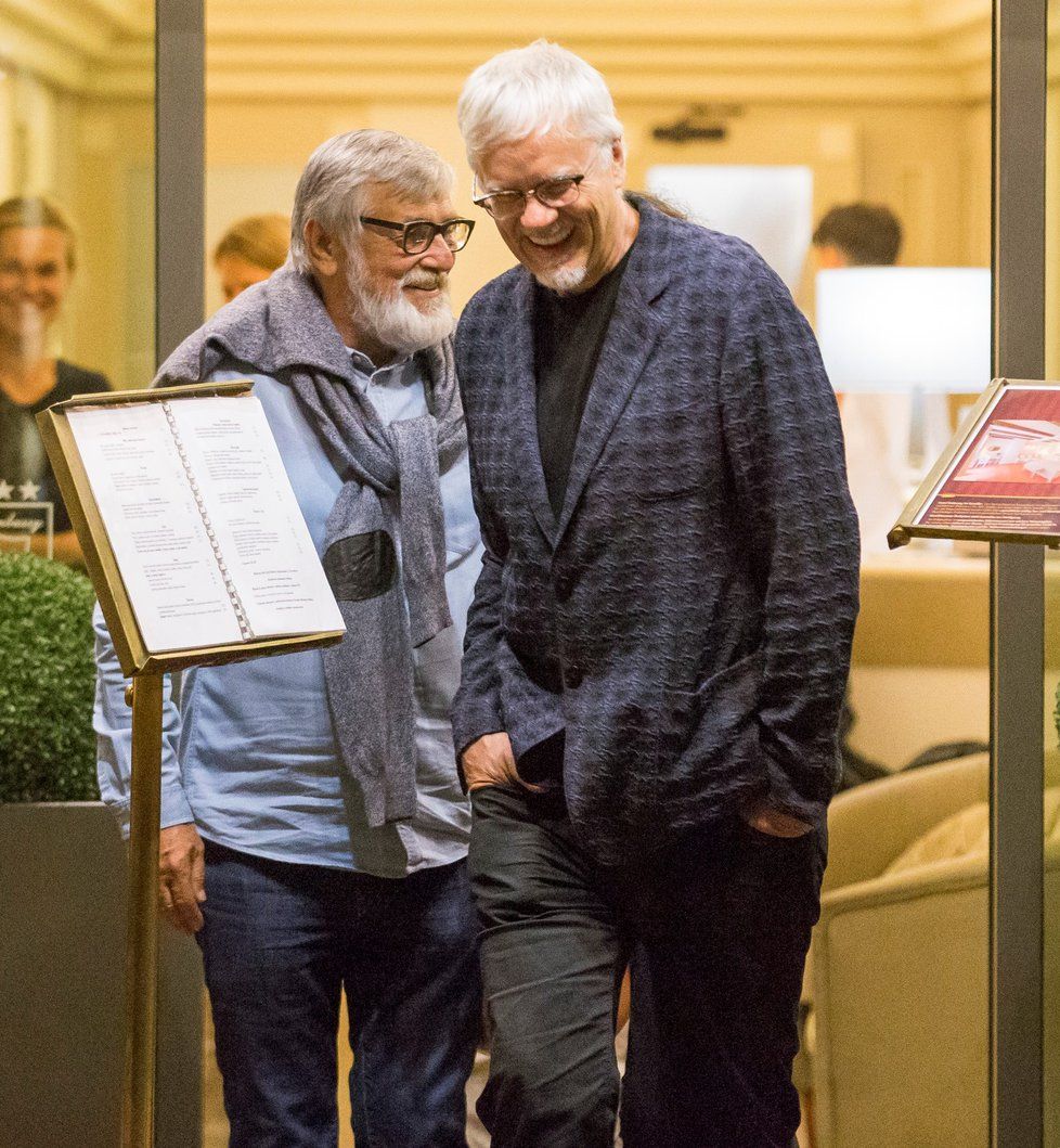 Tim Robbins povečeřel s ředitelem festivalu Jiřím Bartoškou a očividně si padli do noty. Bavili se spolu až dlouho přes půlnoc, než se odebrali do Grandhotelu Pupp.