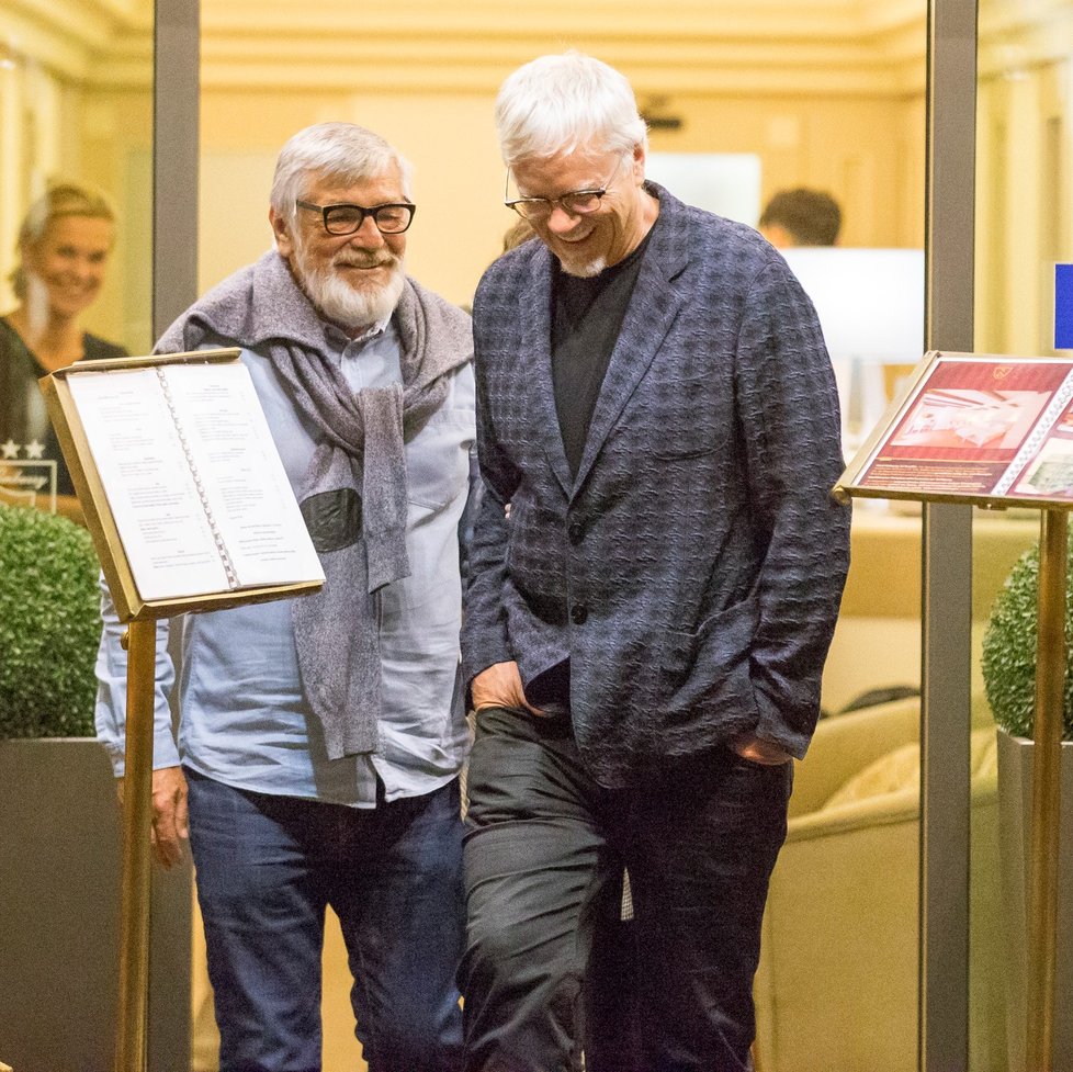 Tim Robbins povečeřel s ředitelem festivalu Jiřím Bartoškou a očividně si padli do noty. Bavili se spolu až dlouho přes půlnoc, než se odebrali do Grandhotelu Pupp.