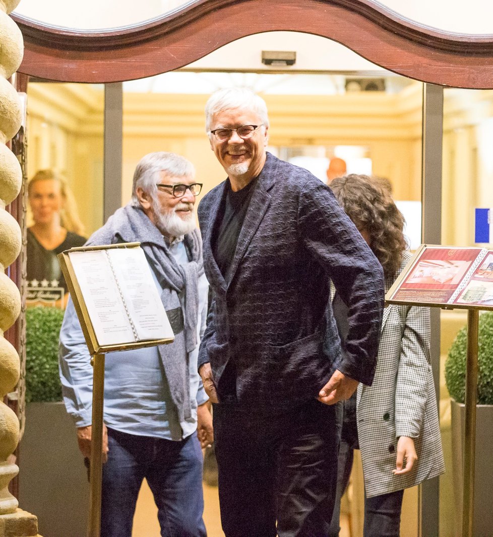 Tim Robbins povečeřel s ředitelem festivalu Jiřím Bartoškou a očividně si padli do noty. Bavili se spolu až dlouho přes půlnoc, než se odebrali do Grandhotelu Pupp