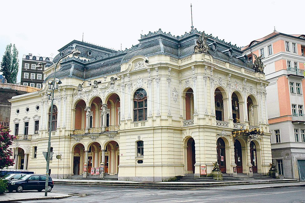 Karlovarské divadlo, cena: stovky milionů korun, v majetku města je i historická budova divadla, postaveného v roce 1886