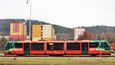 Vlak GW Train Regio projíždí Karlovými Vary před stanicí dolní nádraží.