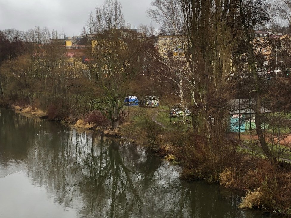 Policisté na místě nálezu mrtvého dítěte