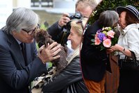 Bartoška líbá jako Bůh: Nejdřív pejska a pak bývalou první dámu!