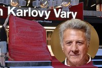 Startuje 60. ročník filmového festivalu v Karlových Varech. Zazáří 1300 dronů a dorazí Rain Man