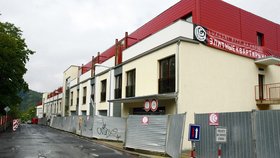 Místo garáží vyrostly luxusní byty za miliony