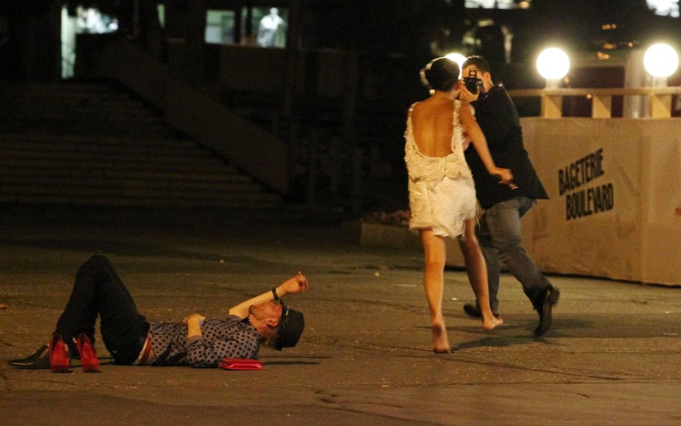 Agáta utíkala za fotografem, který ji zvěčnil na mol opilou