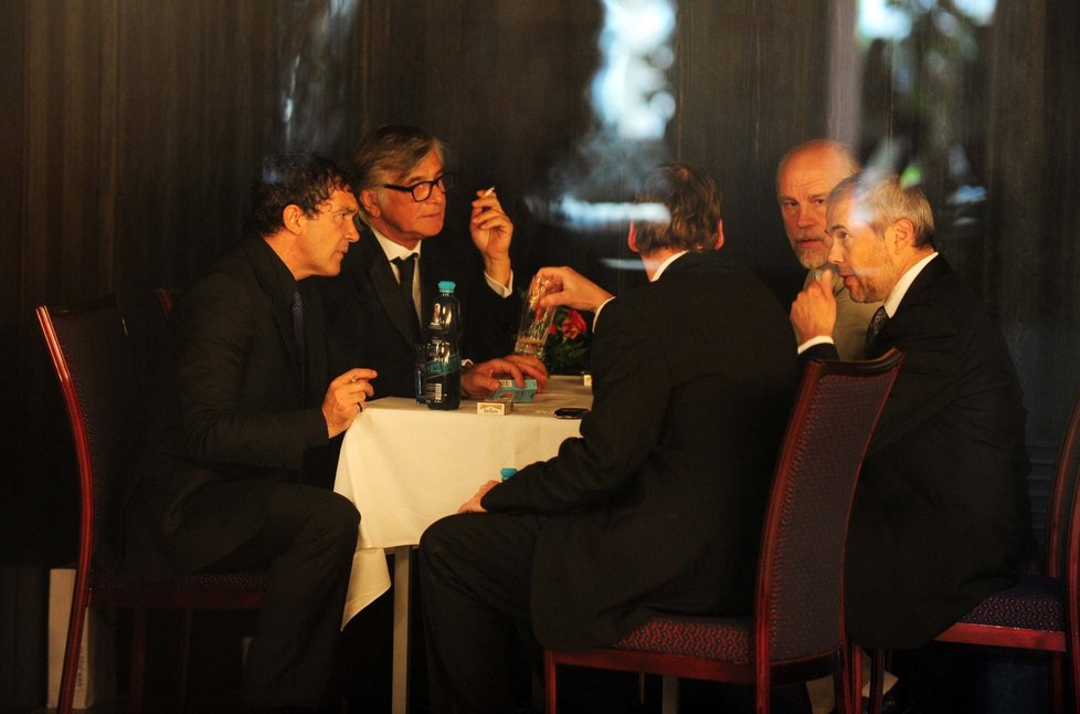 Krátce před vypuknutím zakončovacího ceremoniálu - Antonio Banderas, Jiří  Bartoška, Marek Eben a John Malkovich ve VIP salonku