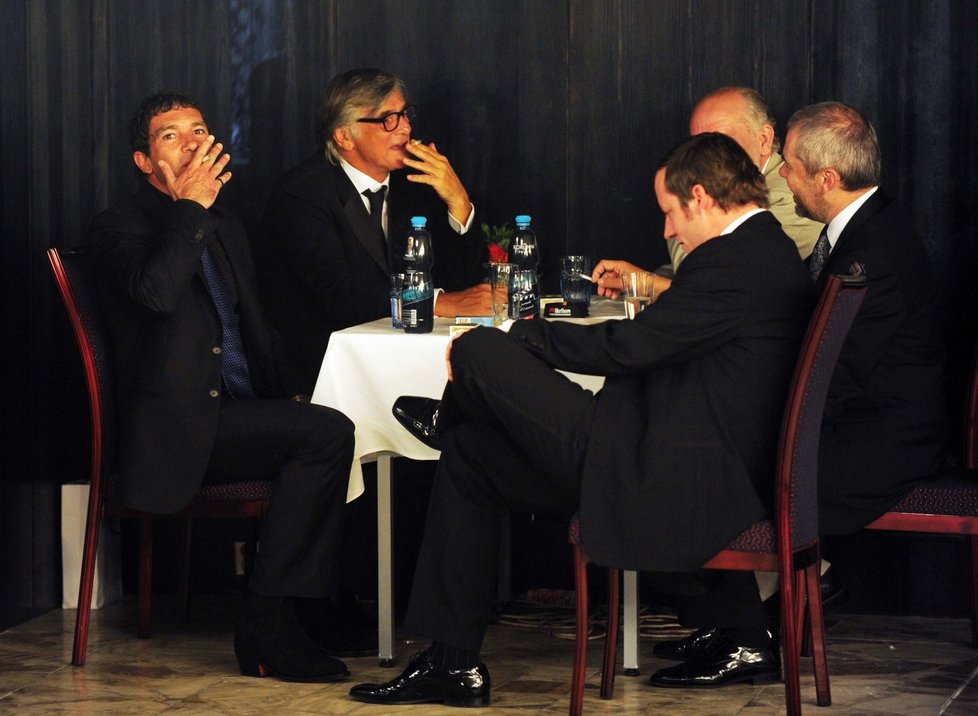 Krátce před vypuknutím zakončovacího ceremoniálu - Antonio Banderas, Jiří  Bartoška, Marek Eben a John Malkovich ve VIP salonku