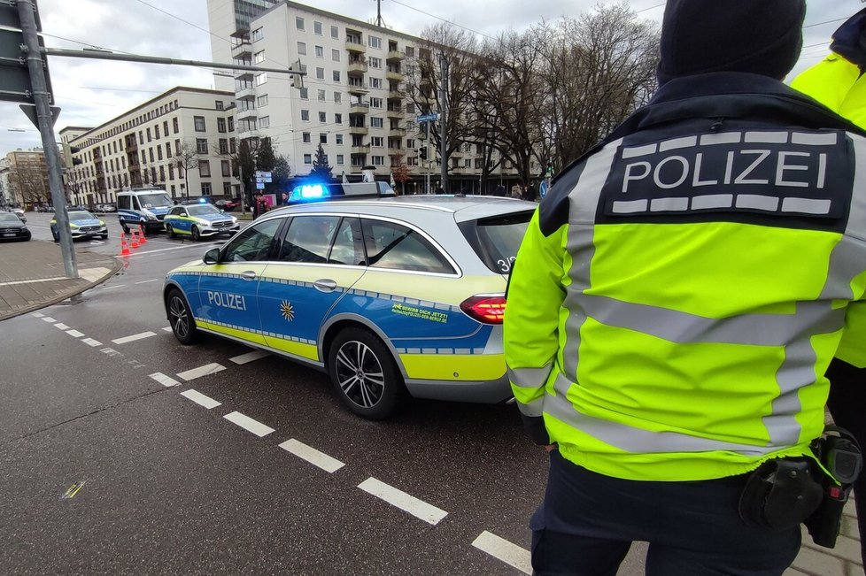 Drama s rukojmími v lékárně v německém městě Karlsruhe.