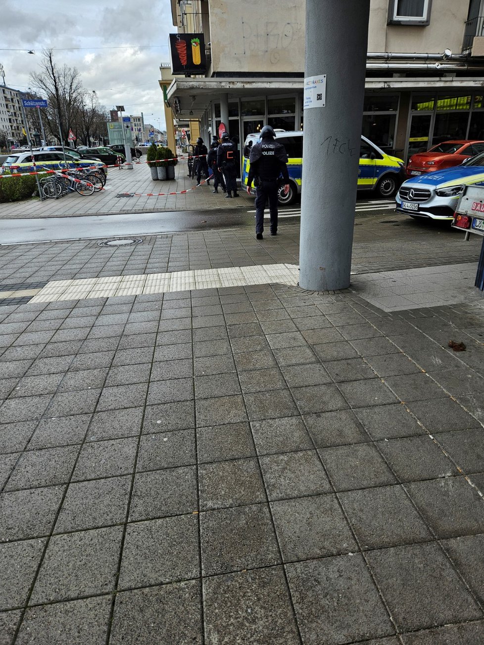 Drama s rukojmími v lékárně v německém městě Karlsruhe.