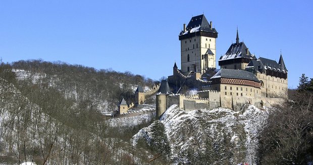 Karlštejn pro vás otevře své brány každý adventní víkend. V neděli 18.12. si navíc můžete v Rytířském sále od 17 a 19 hodin poslechnout Českou mši vánoční v podání smíšeného pěveckého sboru.