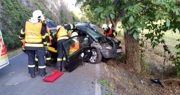 Karlštejnská nehoda: Muž narazil v autě do stromu