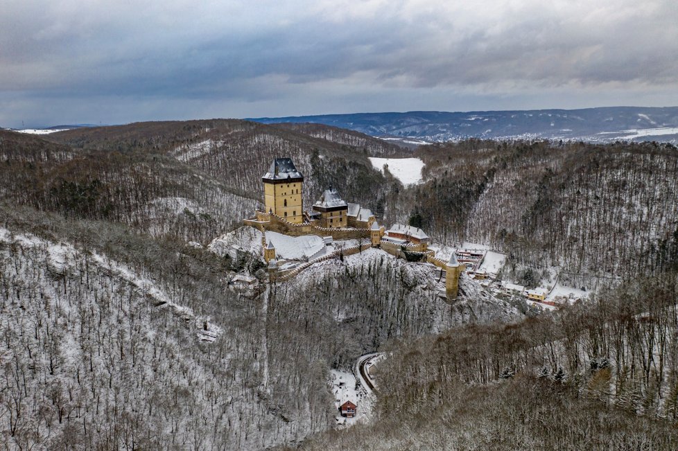 Zasněžený Karlštejn.