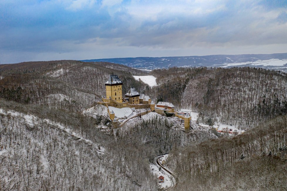 Zasněžený Karlštejn.