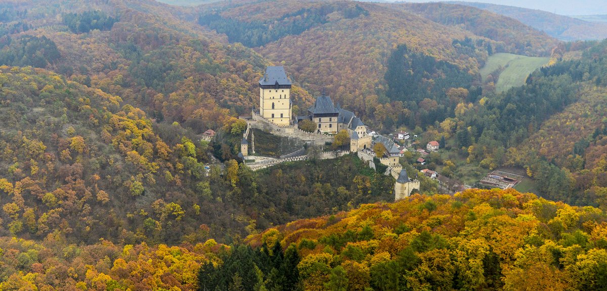 Důstojný, výjimečný a krásný je hrad Karlštejn, pnoucí se nad lesy na Berounsku.