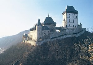 4. Hrad Karlštejn Hrad nechal vybudovat císař Karel IV. hlavně kvůli úschově korunovačních klenotů. Na hradě vystoupí 4. června od 20h legenda české hudební scény Vladimír Mišík se svou skupinou. 25.-26. 9. Karlštejnské vinobraní. Otevřeno: duben: út-ne 9-16; květen-červen: út-ne 9-17:00 červenec: út-ne 9-18; srpen: út-ne 9-18 září: út-ne 9-17 říjen: út- ne 9-16 1.-14. listopadu: út-ne 9-15:00; 20.-21. 11., 27.- 28. listopadu: 9-15:00 4.-5. 12., 11.-12. 12., 18.- 19. 12., 25. 12.-31. prosince: denně kromě pondělí 9-15 Vstupné: dospělí 150- 300 Kč, dítě 100-200 Kč Tel.: 311 681 617