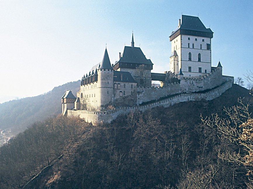 Hrad Karlštejn nechal vybudovat císař Karel IV. hlavně kvůli úschově korunovačních klenotů.