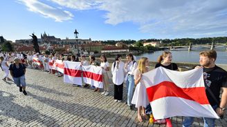 Na Karlově mostě lidé vytvořili živý řetěz na podporu protestů v Bělorusku. Podívejte se na fotografie