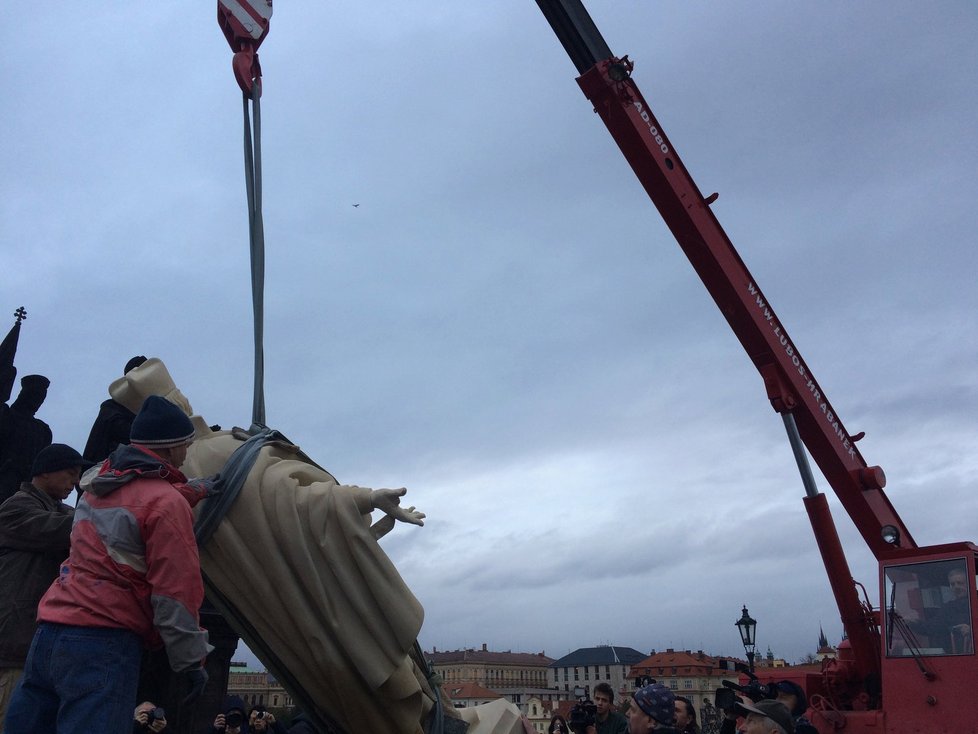 Na Karlův most instalovali kopii sousoší sv. Františka Borgiáše z 18. století od Ferdinanda Maxmiliána Brokoffa.