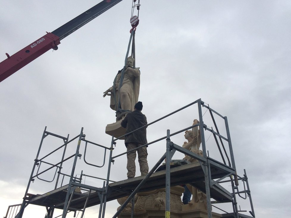 Na Karlův most instalovali kopii sousoší sv. Františka Borgiáše z 18. století od Ferdinanda Maxmiliána Brokoffa.