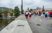 Graffiti na Karlově mostě nebylo jediné: Turisté je malují i nahoru 