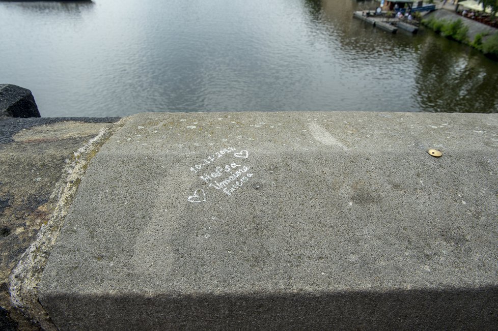 Některé z nápisů na Karlově mostu jsou staré několik měsíců, jiné ještě déle.