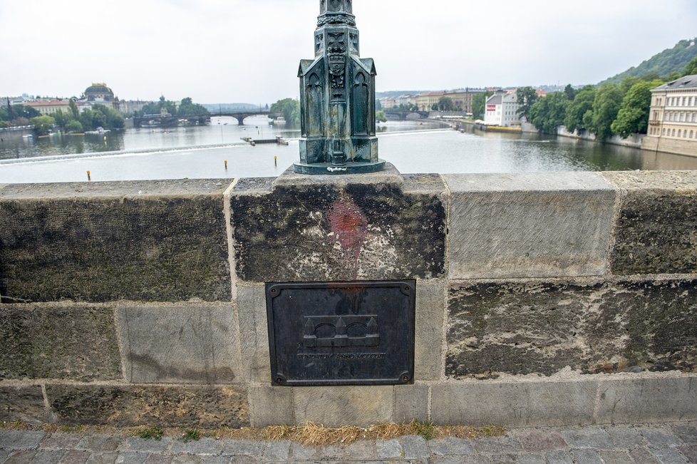 Karlův most úpí pod náporem bezohledných turistů.