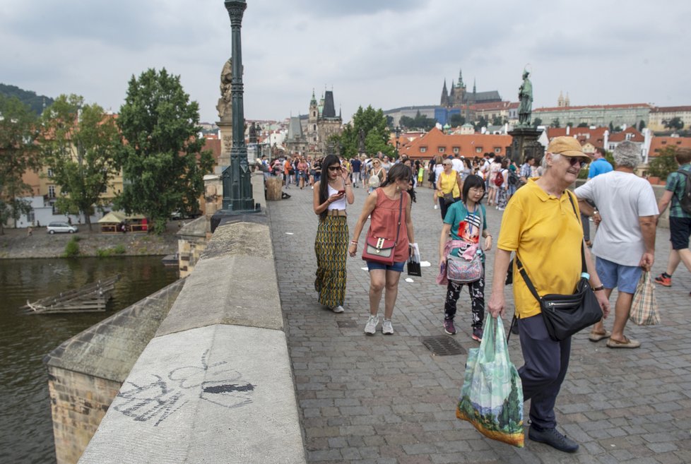 Karlův most úpí pod náporem bezohledných turistů.