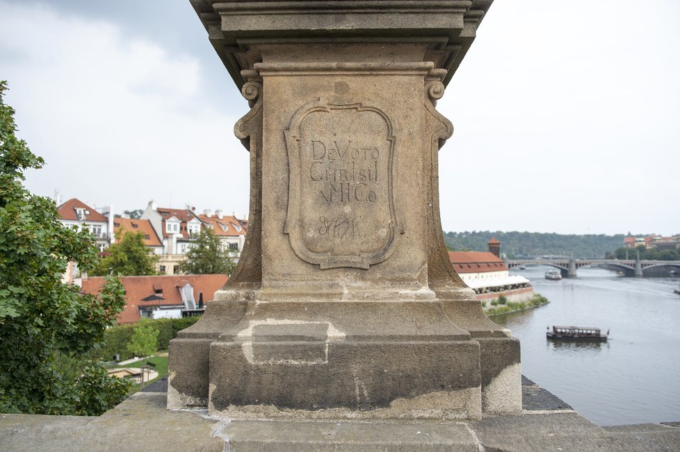 Najdou se takoví drzouni, kteří počmárají i sochařskou výzdobu Karlova mostu.