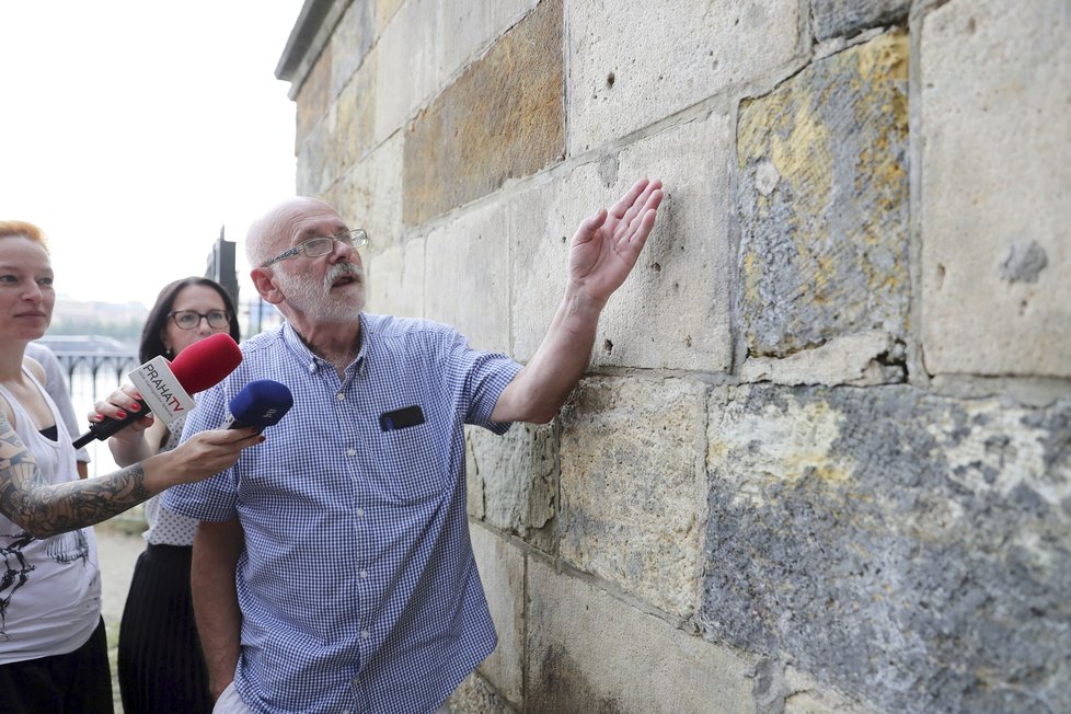 Odstranění nápisu proběhlo neodborným a nešetrným způsobem. Místo ulehčení práce nyní odborníci musejí zjišťovat, jakých chemikálií při tom bylo použito.