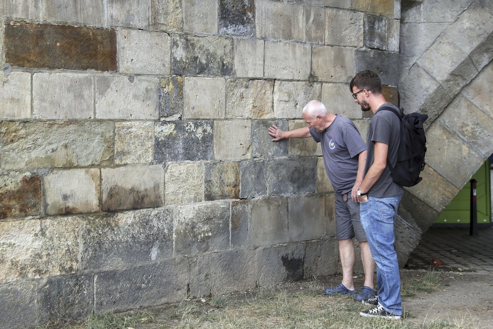 Člověk, který odstranil graffiti z Karlova mostu, vystoupil na veřejnost.