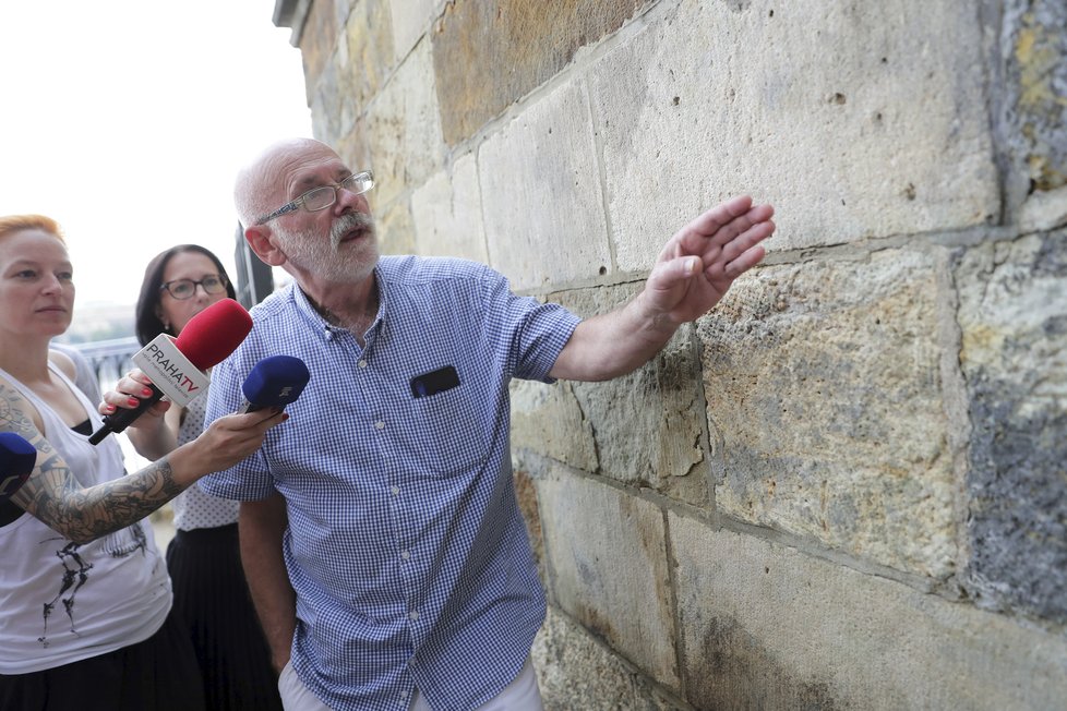 Odstranění nápisu proběhlo neodborným a nešetrným způsobem. Místo ulehčení práce nyní odborníci musejí zjišťovat, jakých chemikálií při tom bylo použito.