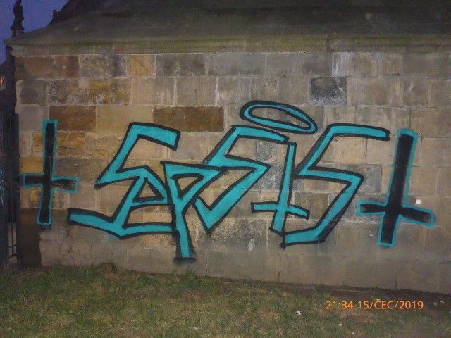 Odstranění graffiti z Karlova mostu podle laboratorních výsledků stavbu nenarušilo.