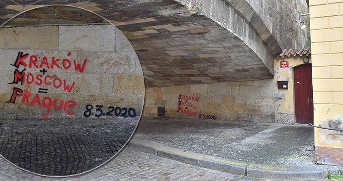 Karlův most 8. března 2020 zase někdo posprejoval.