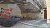 Karlův most pod náporem vandalů: Zase ho někdo posprejoval! Případ řeší policie