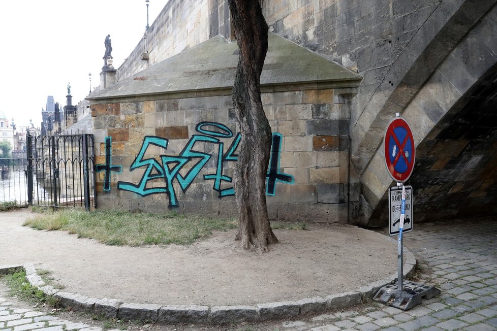 Člověk, který odstranil graffiti z Karlova mostu, vystoupil na veřejnost.