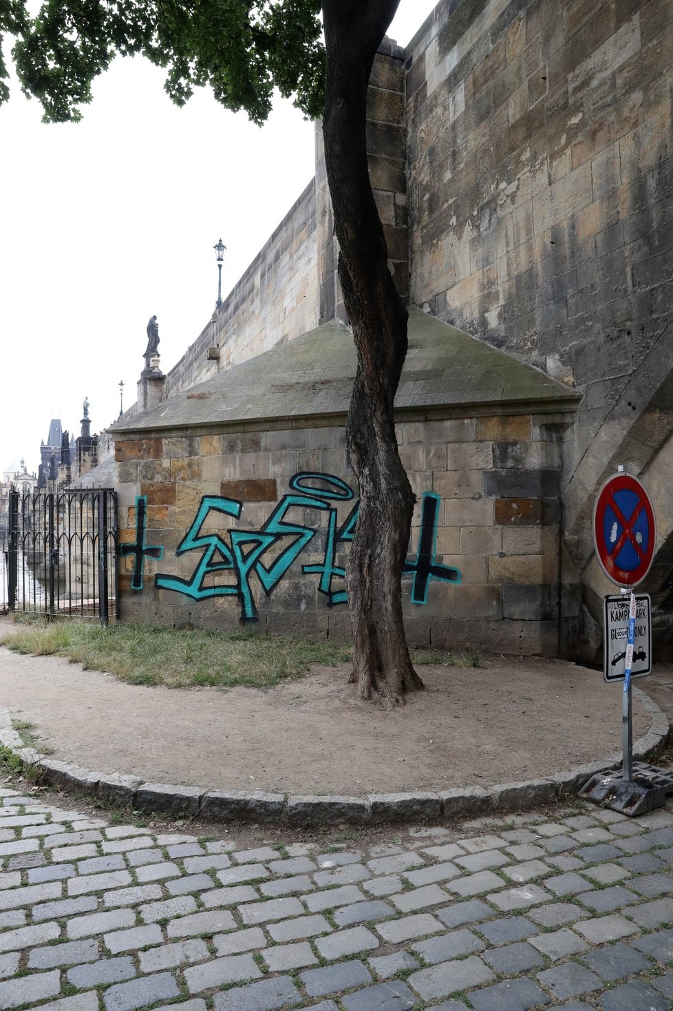 Člověk, který odstranil graffiti z Karlova mostu, vystoupil na veřejnost.