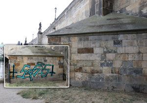 Restaurátoři v šoku. Z Karlova mostu někdo přes noc odstranil graffiti.