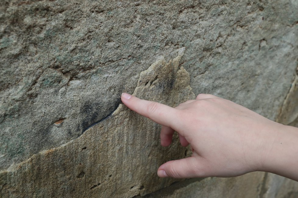 Člověk, který odstranil graffiti z Karlova mostu, vystoupil na veřejnost.