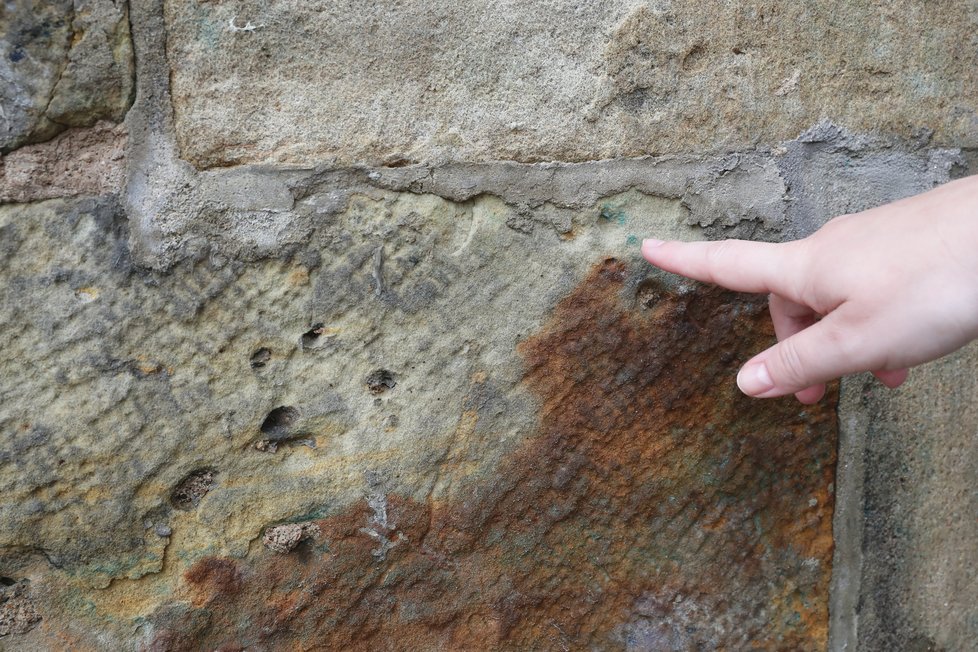 Restaurátoři v šoku. Z Karlova mostu přes noc graffiti zmizelo