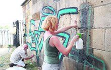 Odstraňují graffiti z Karlova mostu